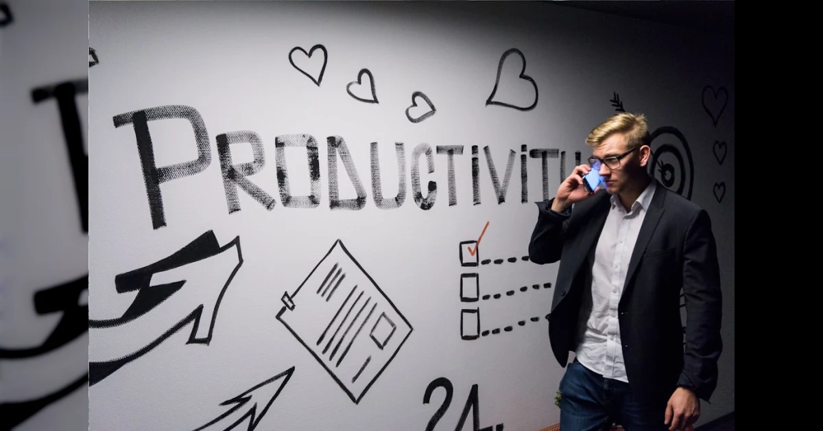 Primo piano su una busta paga con evidenziato il premio di produttività tassato all'1% e monete che cadono