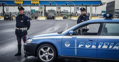 Dodici chili di marijuana nascosti in un doppiofondo dell'auto: arrestato un 56enne a Buonfornello