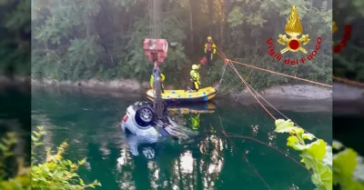 Tragedia a Senago: auto con nove ragazzi finisce in un canale, tre morti e sei feriti. Conducente positivo all'alcol