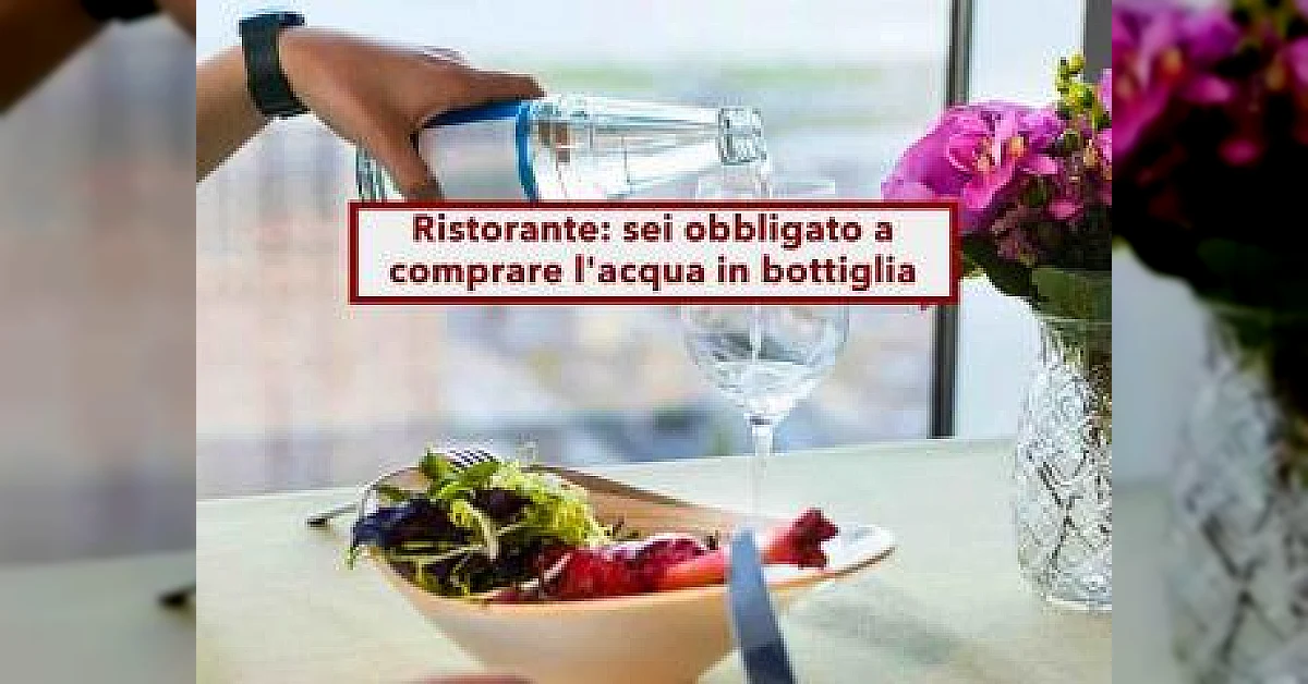 Bicchiere d'acqua del rubinetto al ristorante, con giudice e bilancia sullo sfondo, tema sentenza Cassazione