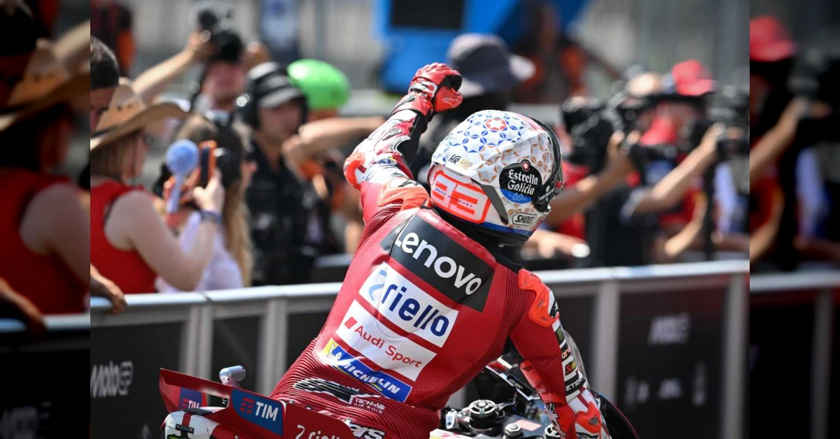 Marc Marquez con tuta Ducati festeggia il rinnovo fino al 2028