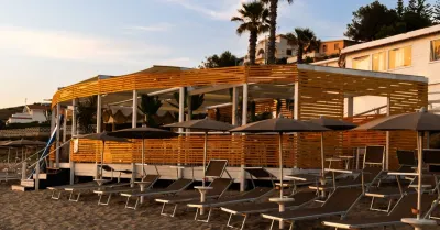 Mahili Beach a Sciacca — la tua giornata al mare con il gusto di un ristorante