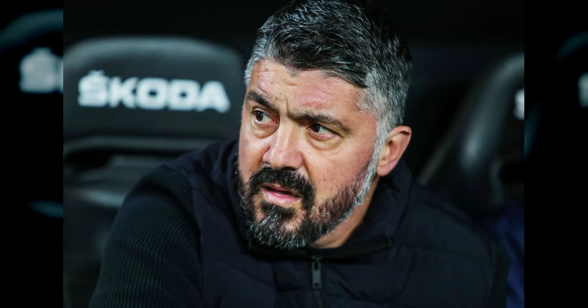Gennaro Gattuso, nuovo allenatore della Lazio, in posa con la sciarpa biancoceleste
