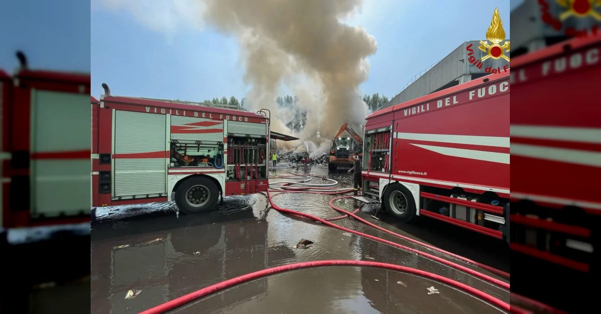 Incendio alla piattaforma ecologica di Settimo Milanese con fiamme e fumo nero visibile da lontano