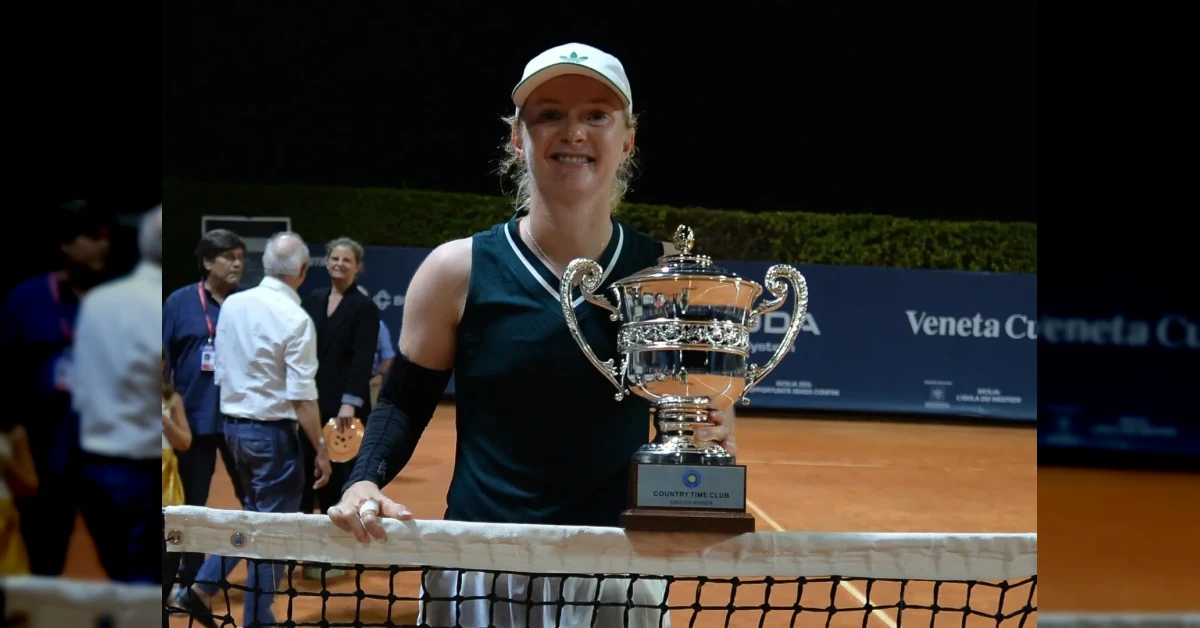Francesca Jones con in mano il trofeo del Palermo Ladies Open