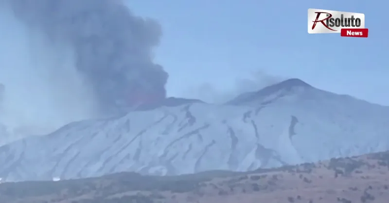 Etna in attività a 3000 metri, esplosione e piccola colata lavica