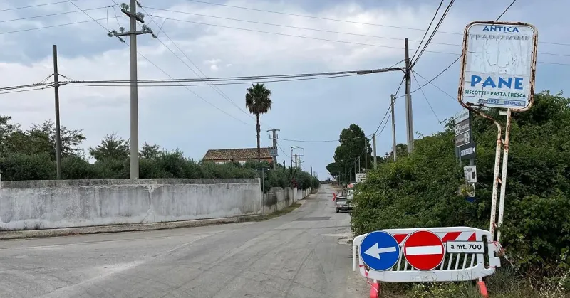 Cedimento sulla Strada Regia Raganella, scatta il senso unico: cambia la viabilità