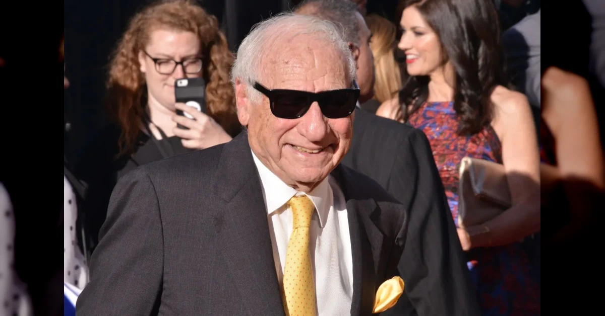 Mel Brooks ritratto sorridente per i suoi 100 anni, con Emmy, Grammy, Oscar e Tony Award simboli dell'EGOT