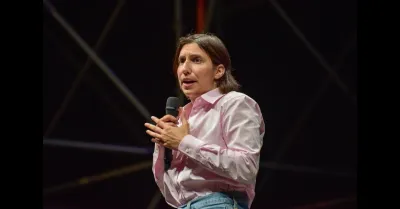 Elly Schlein denuncia l'omotransfobia al Milano Pride e chiede una legge contro l'odio