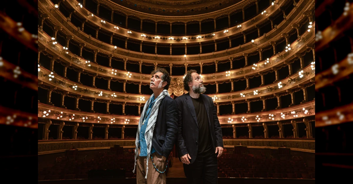 Salvo Piparo e Lello Analfino sul palco del Teatro Massimo di Palermo durante L'Opera Cuntata