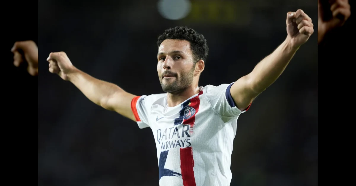 Gonçalo Ramos, attaccante portoghese, posa con la maglia del Milan dopo il trasferimento dal PSG