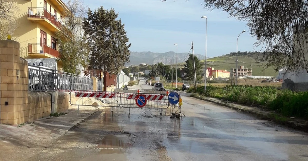 Strada dissestata con acqua stagnante su viale Siena a Sciacca, transenne e buche