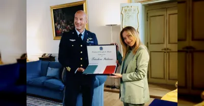 Giorgia Meloni riceve Luca Parmitano a Palazzo Chigi e consegna il Tricolore per la missione Artemis III
