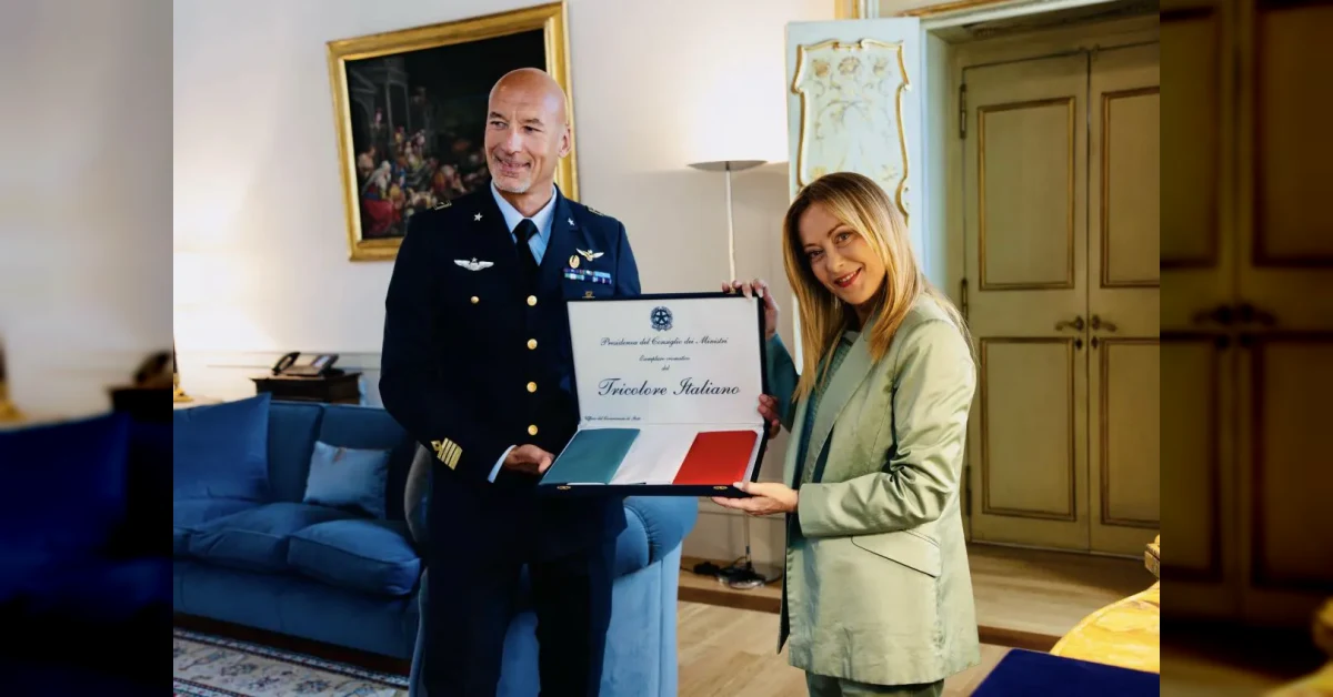 Giorgia Meloni consegna il Tricolore all'astronauta Luca Parmitano a Palazzo Chigi per la missione Artemis III