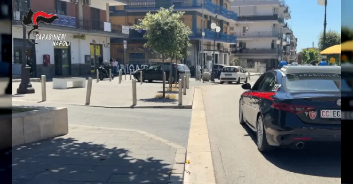 Gioielleria con vetrine danneggiate dopo una rapina e sparatoria a Sant'Antimo