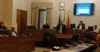 Consiglio comunale Sciacca, regolamento Taxi rinviato, ok alla rottamazione quinquies e fronte comune contro il parco eolico offshore