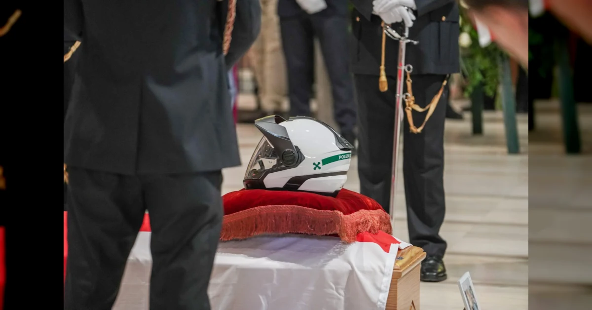 Funerali dell'agente Francesco Imprezzabile a Milano con folla commossa e picchetto d'onore in moto