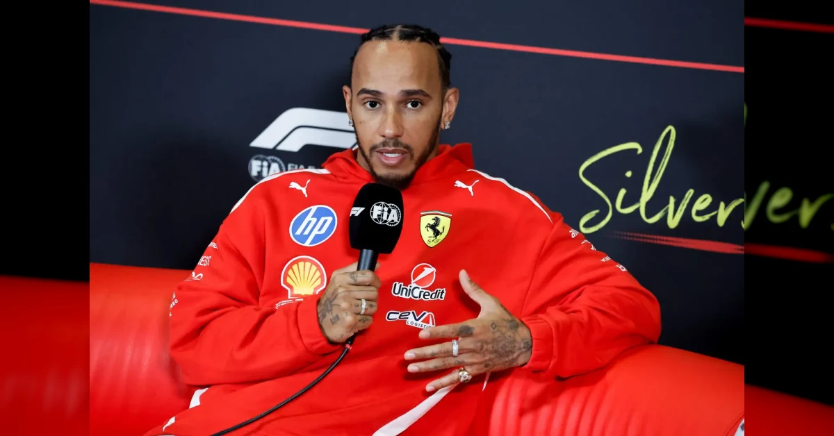 Lewis Hamilton sorridente con la tuta Ferrari durante il GP di Silverstone di Formula 1