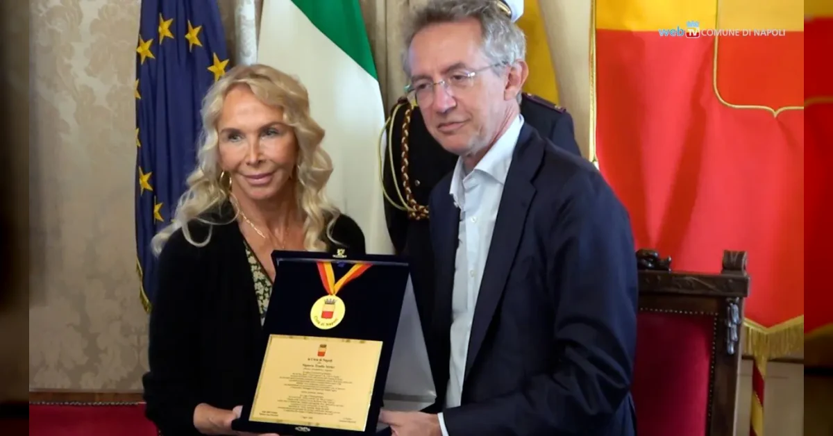 Trudie Styler riceve la Medaglia della Città di Napoli per il documentario 'Posso entrare? An Ode to Naples'