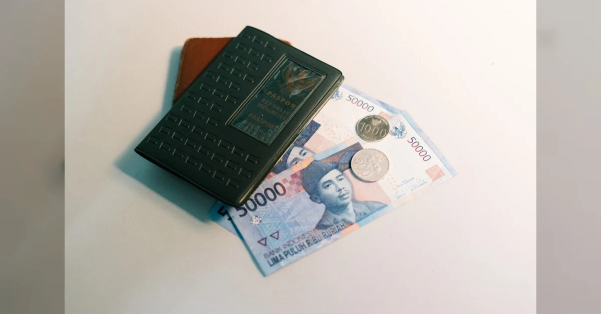 Illustrazione di una mano che preleva banconote da un vecchio libretto di risparmio, simbolo del recupero dei conti dormienti.