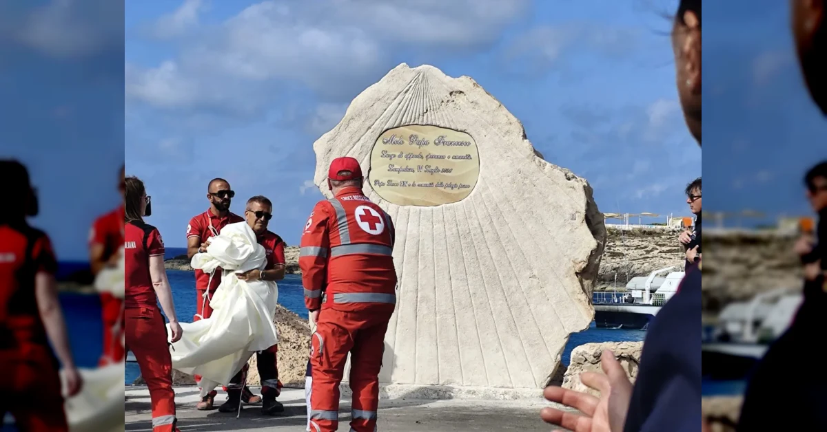 Papa Leone XIV depone una corona di fiori al cimitero dei migranti a Lampedusa