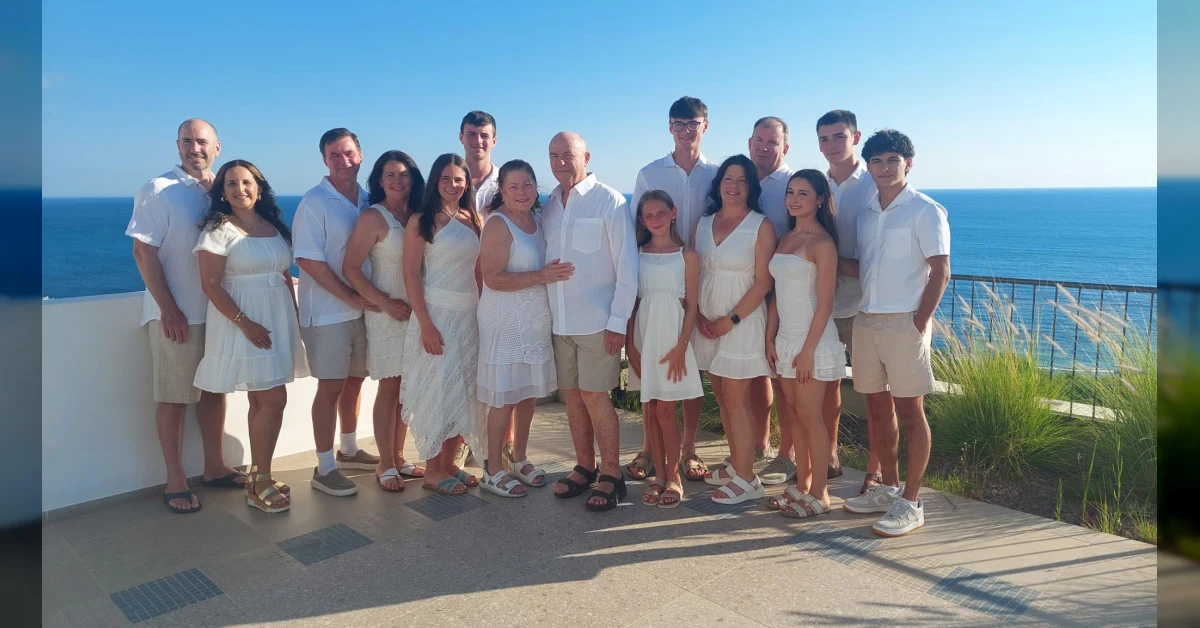 Ritorno a Sciacca dell'emigrato Peter Maniscalco con la famiglia, abbraccio davanti alla casa natale