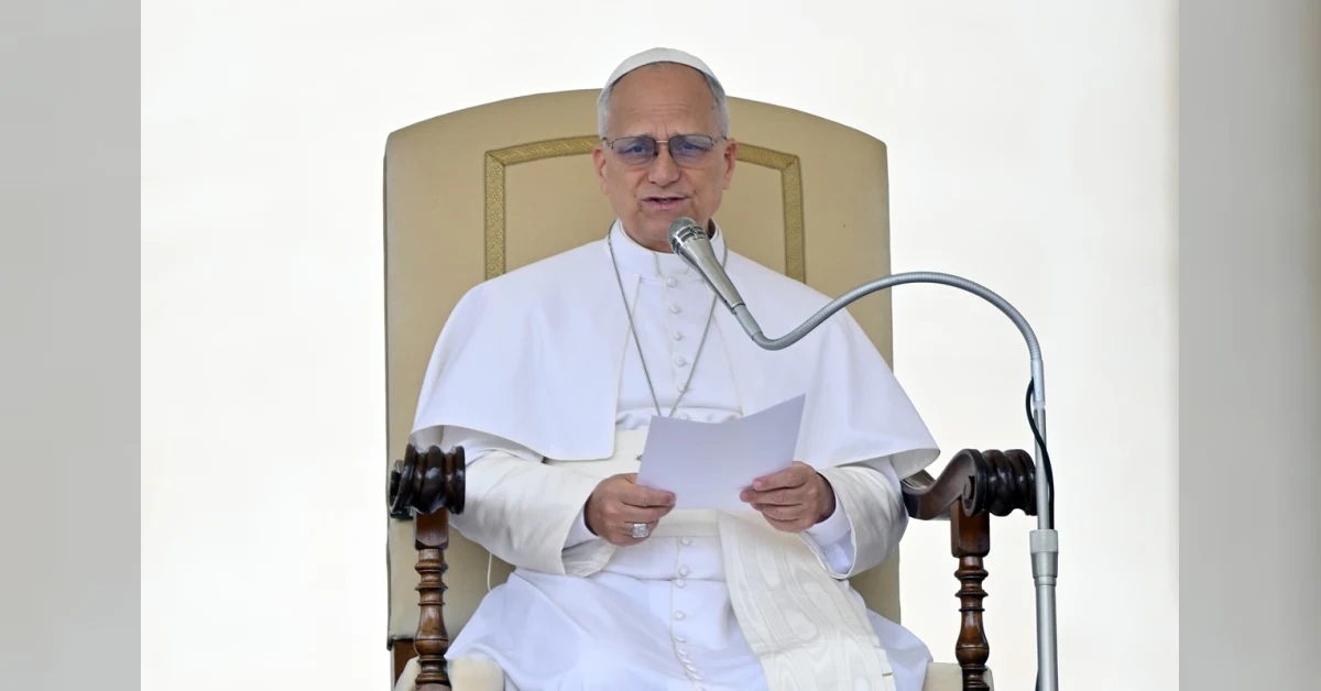 Papa Leone XIV all'Angelus in Piazza San Pietro con fedeli, simbolo di speranza e pace in tempo di guerra