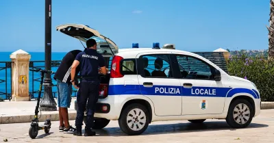 "Monopattino investe turista californiana a Sciacca", multa da 200 euro al conducente