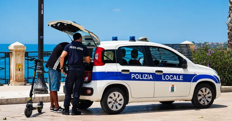"Monopattino investe turista californiana a Sciacca", multa da 200 euro al conducente