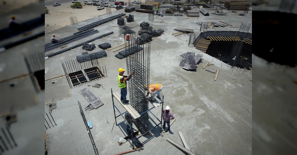 Lavoratori edili al sole con termometro che segna 35 gradi, caldo record estate 2026