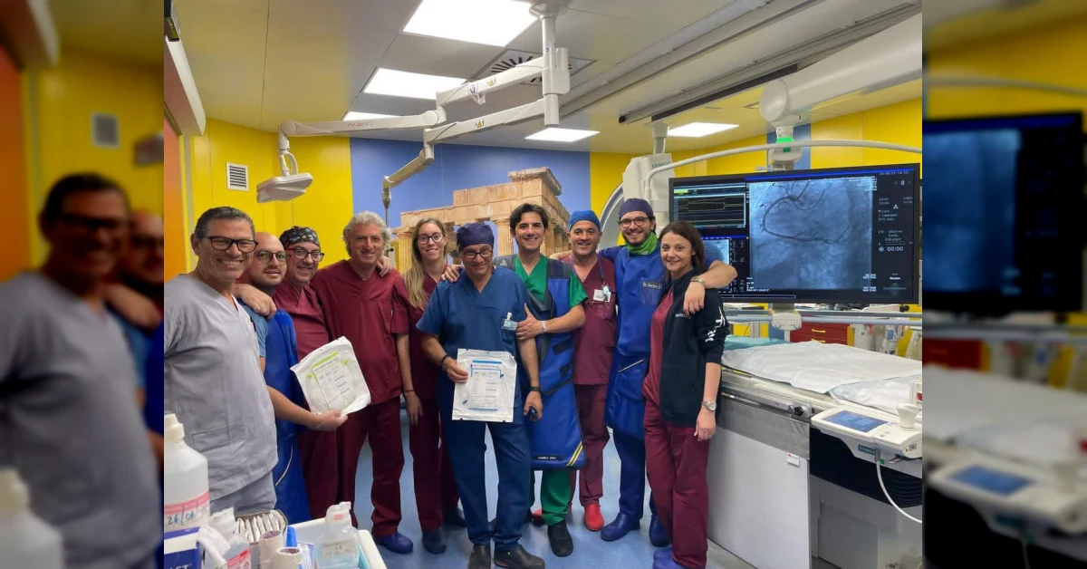 Sala di Emodinamica cardiologica all'avanguardia con chirurghi al lavoro su intervento complesso