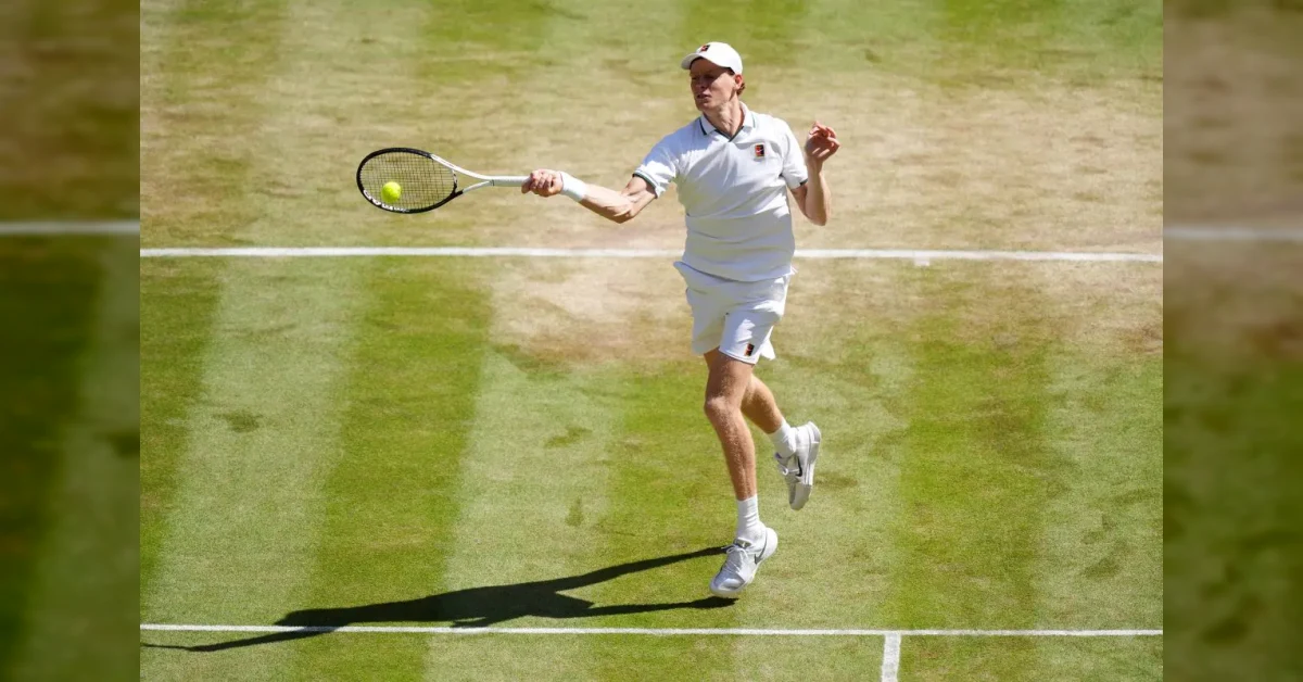 Jannik Sinner esulta dopo la vittoria contro Jan-Lennard Struff a Wimbledon 2026