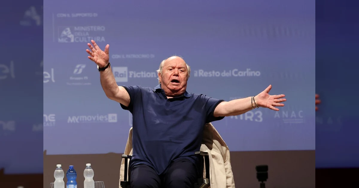 Lino Banfi sorridente senza baffi durante un intervento al festival Italian Global Series di Rimini