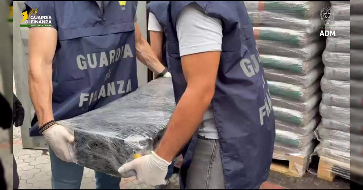 Sequestro di 113 chili di cocaina purissima al porto di Gioia Tauro da parte della Guardia di Finanza