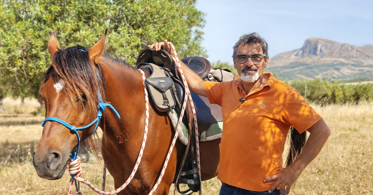 Cavallo libero tra uliveti e colline di Sciacca: equitazione naturale senza box