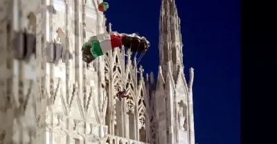 Paracadutista si lancia dal Duomo di Milano con bandiera palestinese, fermato dalla Polizia