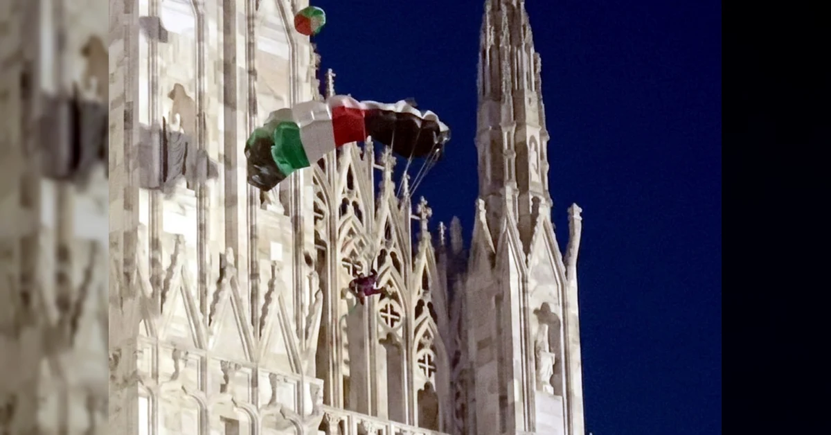 Paracadutista con bandiera palestinese si lancia dal Duomo di Milano, fermato dalla polizia
