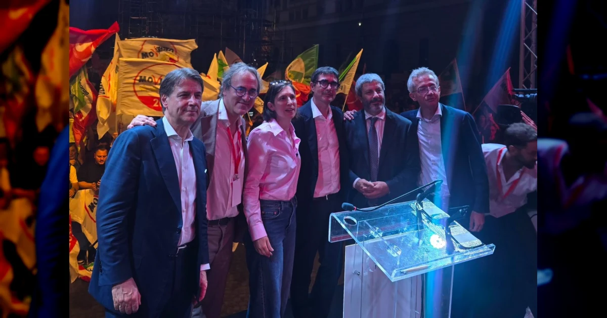 Foto di famiglia del centrosinistra a Napoli in piazza del Gesù per la manifestazione 'Al lavoro per cambiare l'Italia'