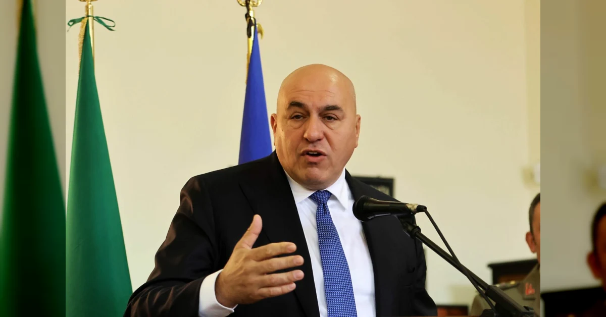 Il ministro della Difesa Guido Crosetto al vertice Nato di Ankara, con bandiere alleate sullo sfondo