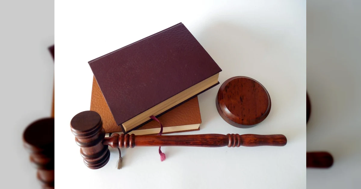 Grafico e calcolatrice su tavolo rappresentano aumento pensioni 2027, con stima di rivalutazione al 2,8% rispetto all'1,4% del 2026