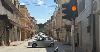 Sciacca a semafori spenti, servono schede nuove e soldi per riattivarli
