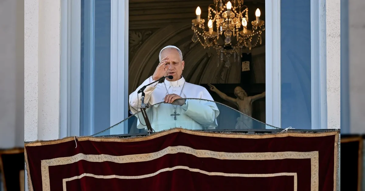 Papa Leone XIV durante l'Angelus a Castel Gandolfo con un appello per la pace in Ucraina e Medio Oriente