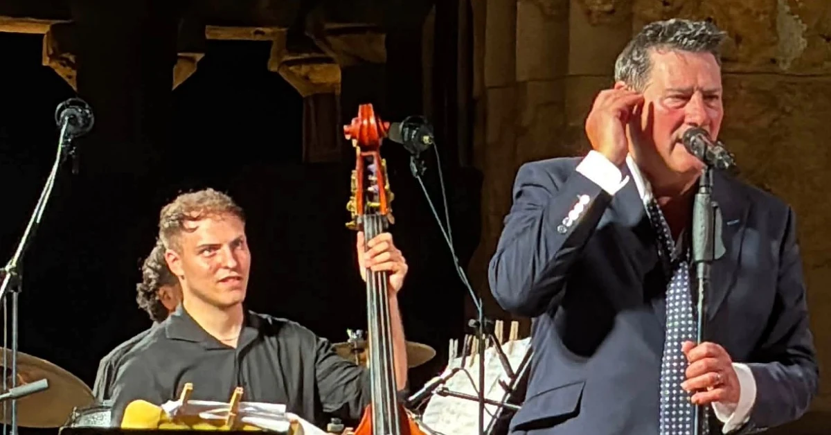 Marco Gaudio, contrabbassista di Sciacca, sul palco con Tony Hadley e l'Orchestra Jazz Siciliana a Selinunte