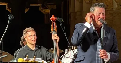 Il musicista saccense Marco Gaudio sul palco con Tony Hadley, successo a Selinunte per il concerto con l’Orchestra Jazz Siciliana