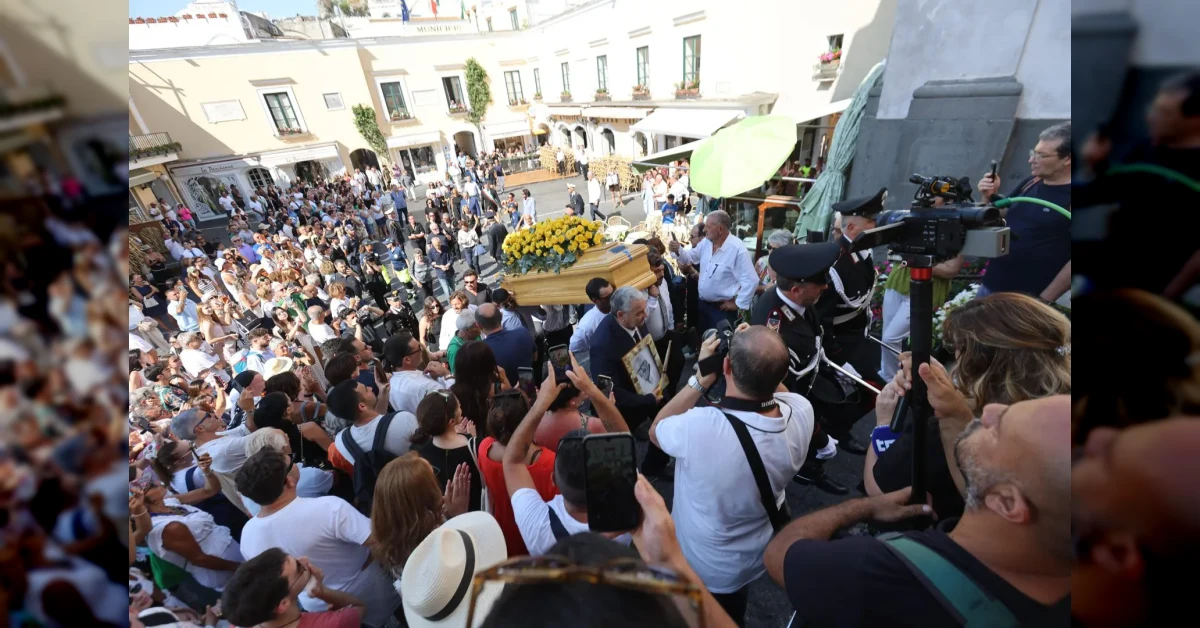 Folla commossa ai funerali di Peppino di Capri nella ex cattedrale di Santo Stefano a Capri con lutto cittadino