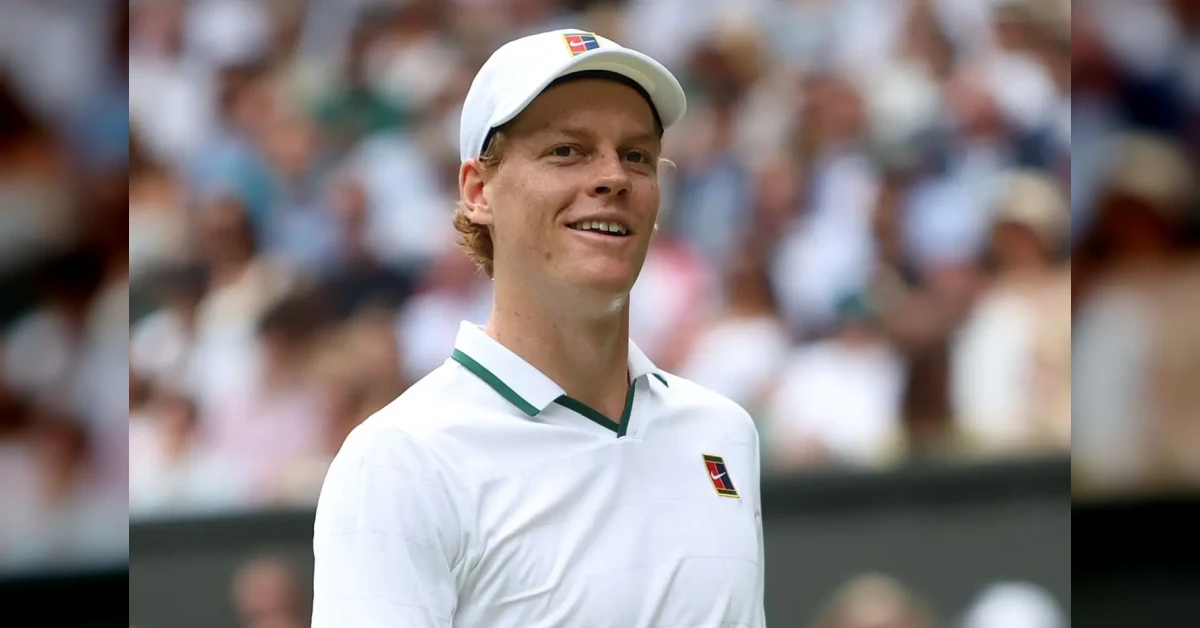 Jannik Sinner solleva il trofeo di Wimbledon per il secondo anno consecutivo sul campo centrale
