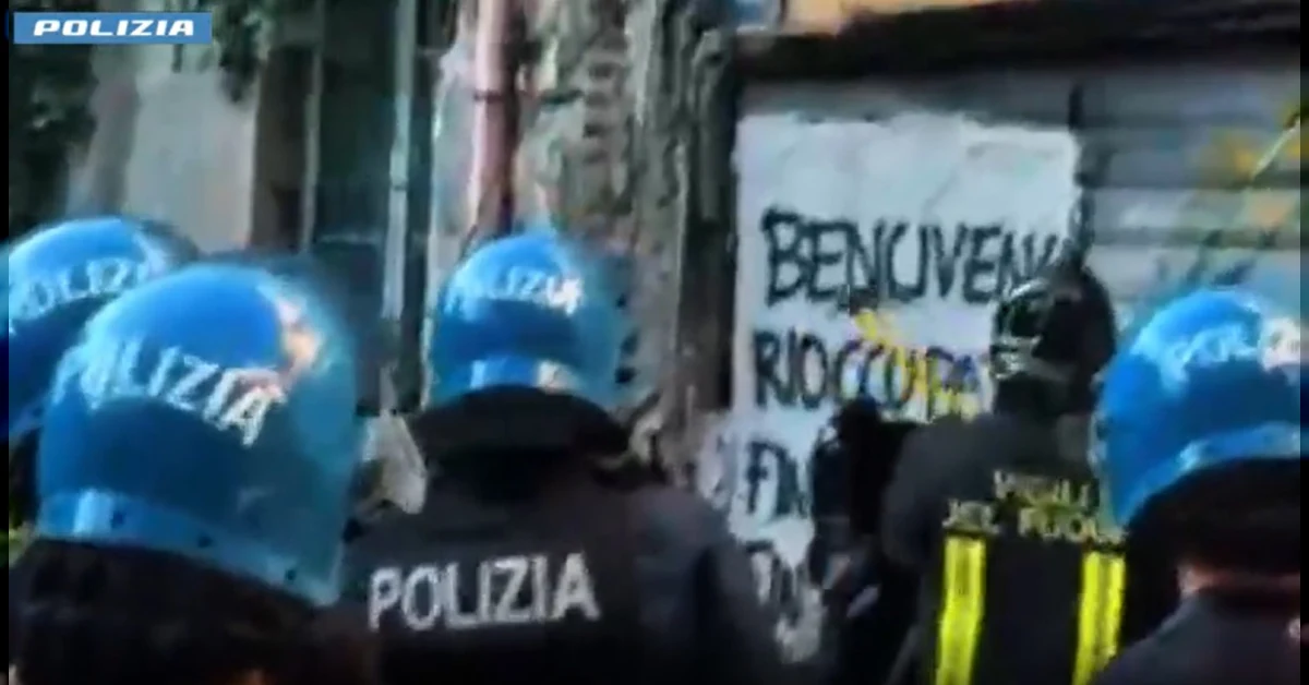 Sgombero della polizia al centro sociale anarchico Bencivenga a Roma, con agenti e mezzi delle forze dell'ordine