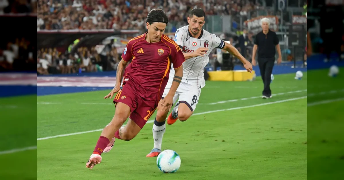 Paulo Dybala con la maglia della Roma esulta dopo un gol, simbolo del rinnovo contrattuale fino al 2027