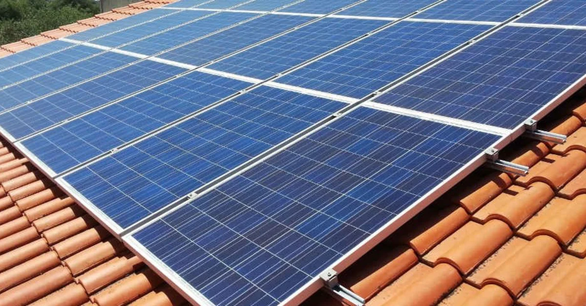 Pannelli solari su un tetto in Sicilia con luce solare e paesaggio mediterraneo