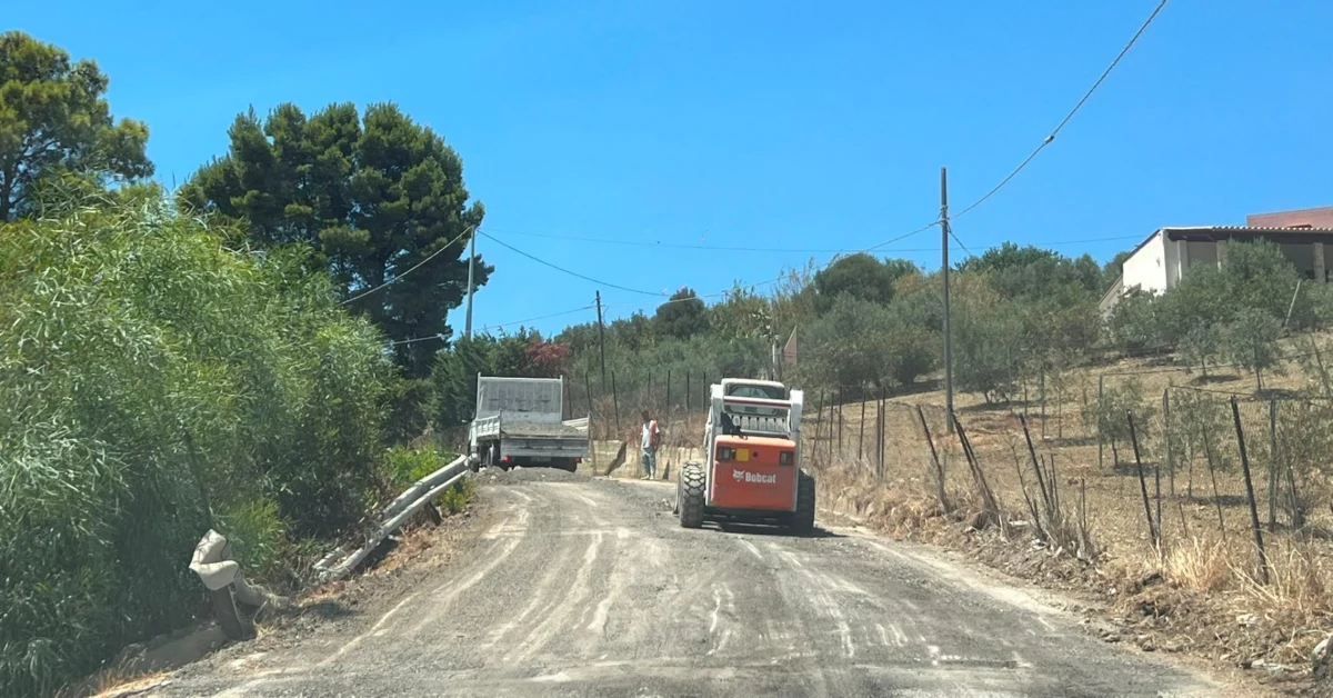 Lavori di ripristino stradale e rimozione piante in contrada Raganella a Sciacca